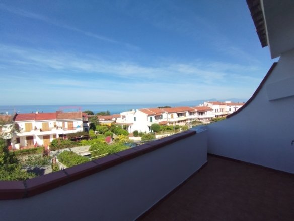 Scalea. Baia del Carpino. Terraced house with sea view.