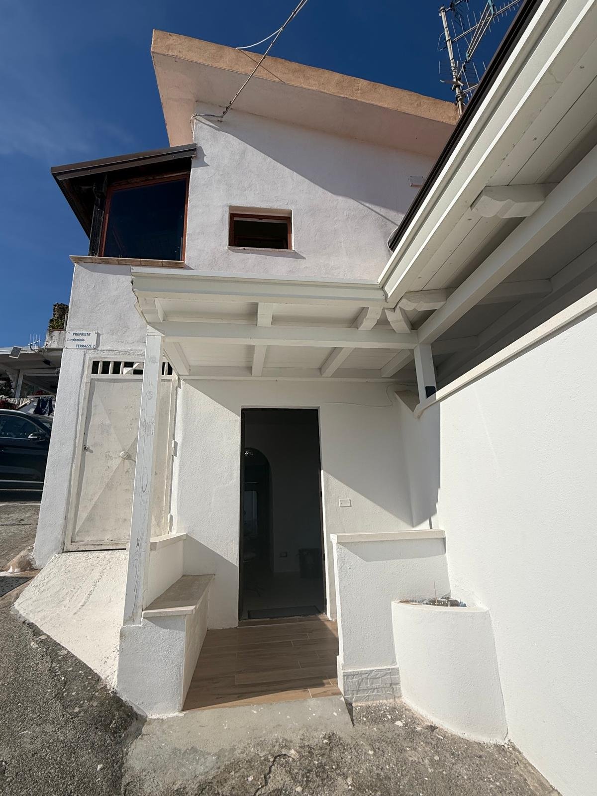 Exclusive Three-Bedroom Apartment in Scalea – Panoramic Sea View