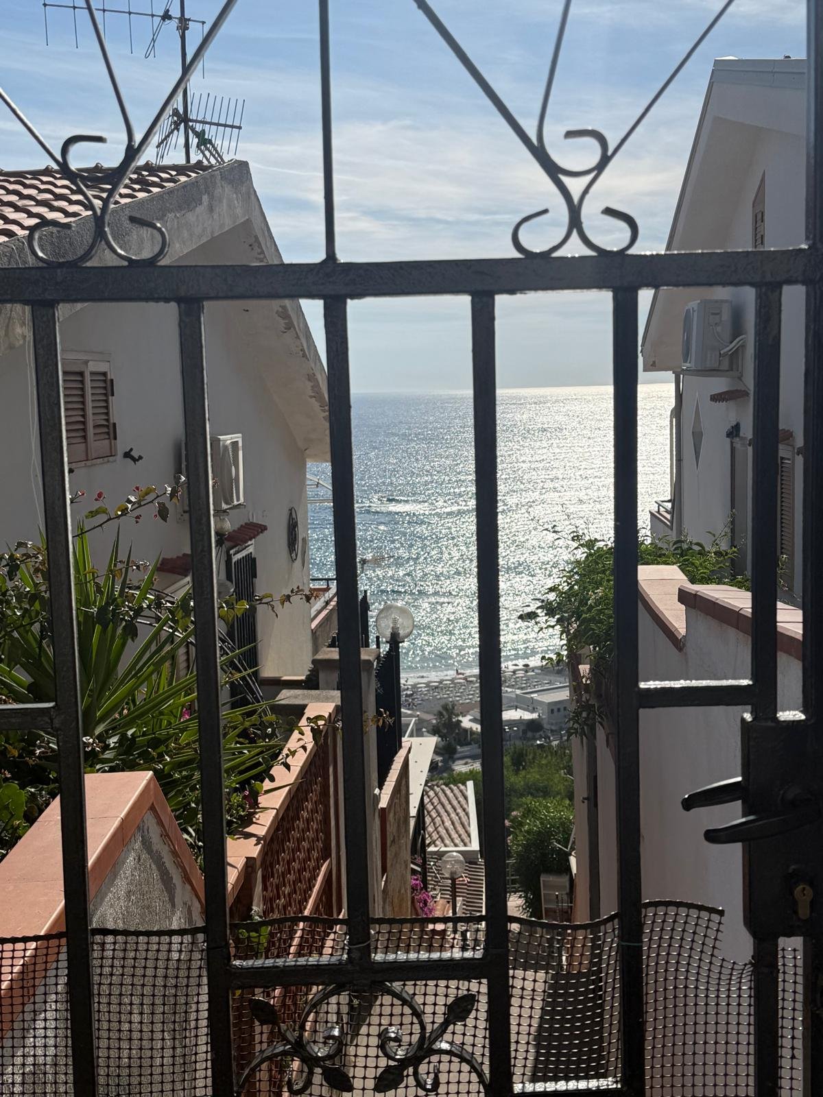 Exclusive Three-Bedroom Apartment in Scalea – Panoramic Sea View